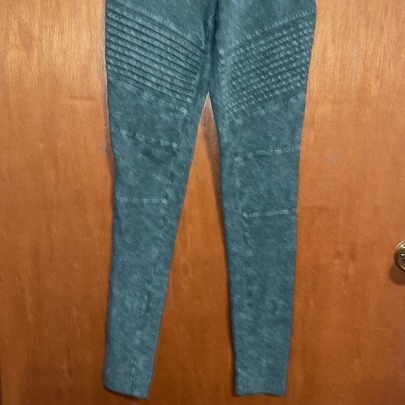 •AMP•NWT FOREST GREEN MINERAL WASH MOTO LEGGINGS SIZE XS - Picture 6 of 8